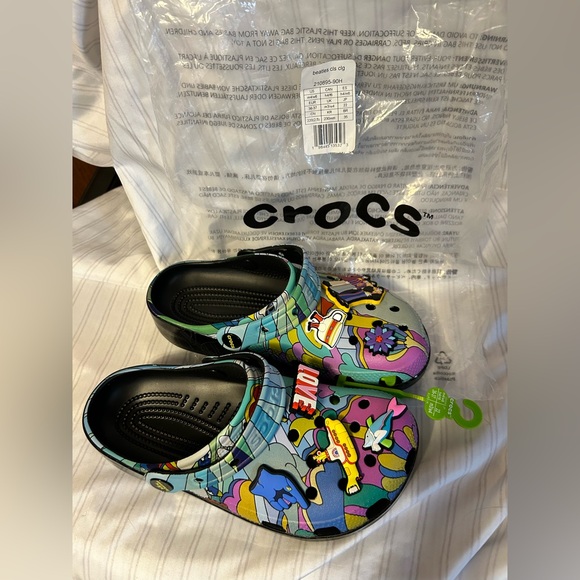 CROCS Sandals with Colorful Graphic Design - NWT - Picture 3 of 8